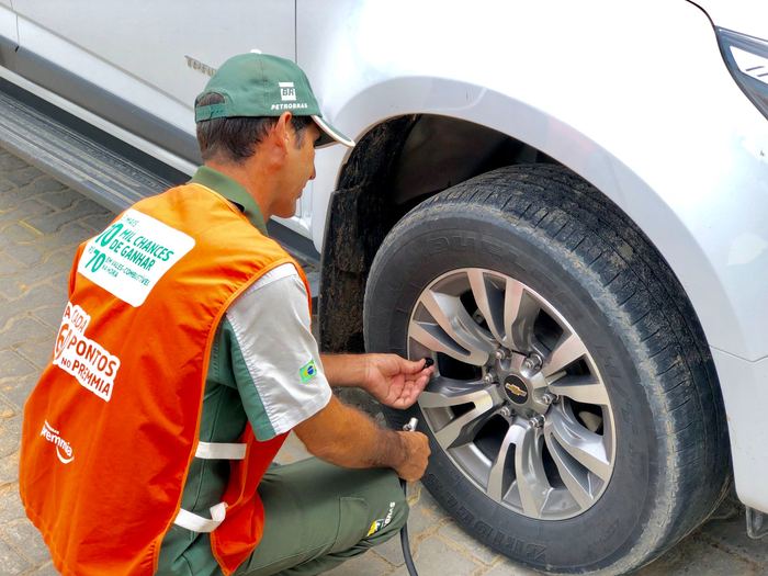 Profissional realizando cuidado preventivo em um pneu